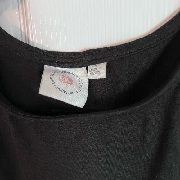 Size large -fits like a medium black crop top - Picture 2 of 3